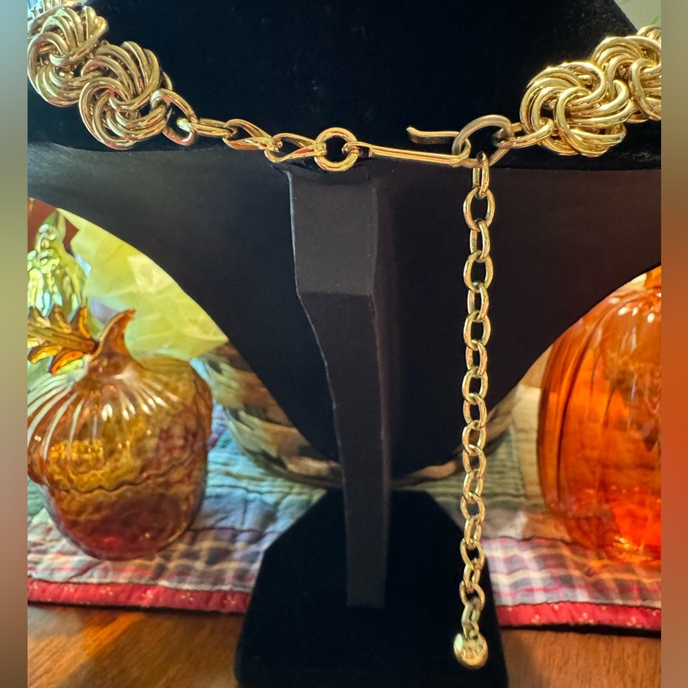 Vintage gold tone necklace, EUC. 16” plus 4” additional extension. Weighty. - Picture 4 of 4